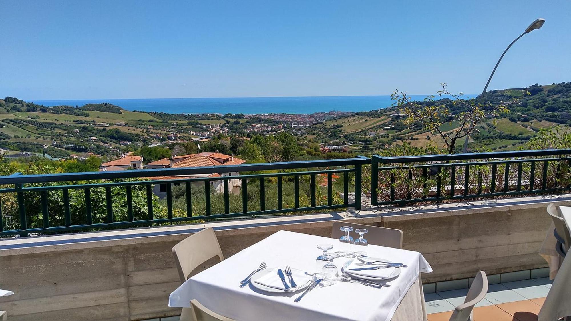 Hotel Ristorante Il Grillo أكوافيفا بيسينا المظهر الخارجي الصورة