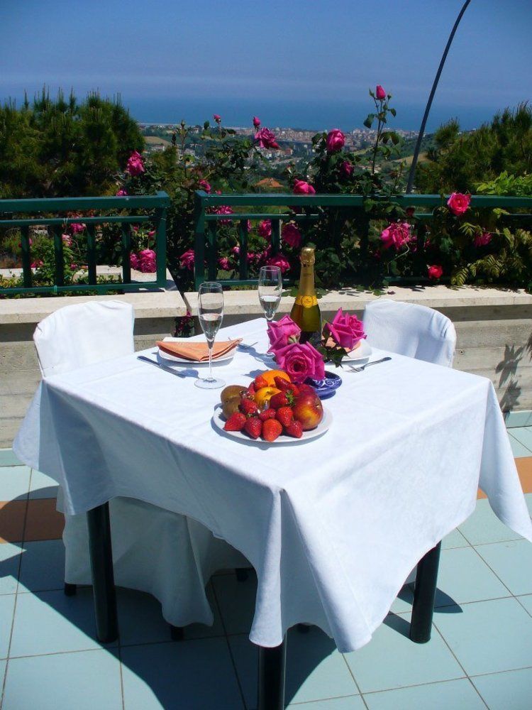 Hotel Ristorante Il Grillo أكوافيفا بيسينا المظهر الخارجي الصورة